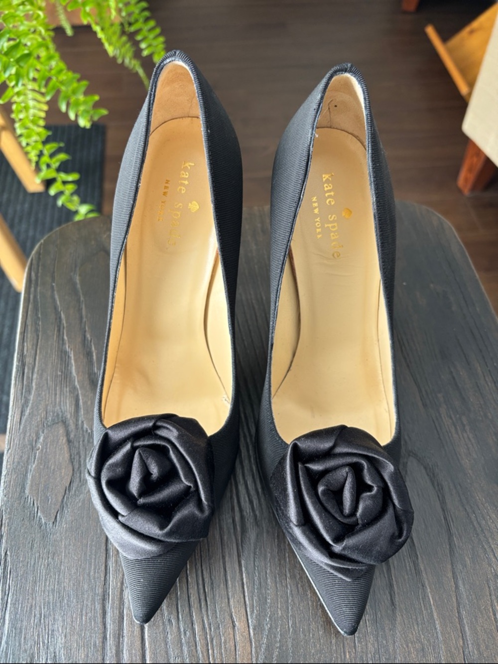 Kate Spade Black Pointed-Toe Pumps with Rosette Accent size 6 1/2 - Picture 3 of 10